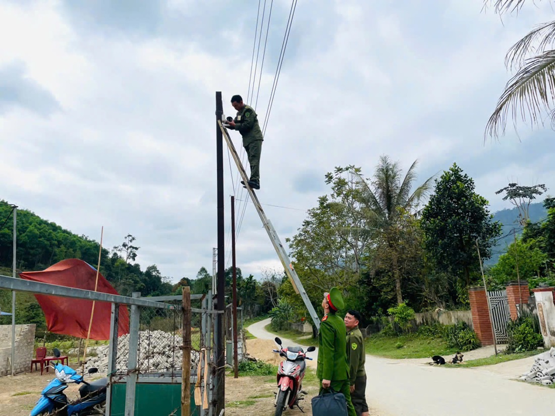 Anh Vi Văn Thường cùng lực lượng Công an xã Tiền Phong lắp đặt camera an ninh tại các tuyến trọng điểm trên địa bàn