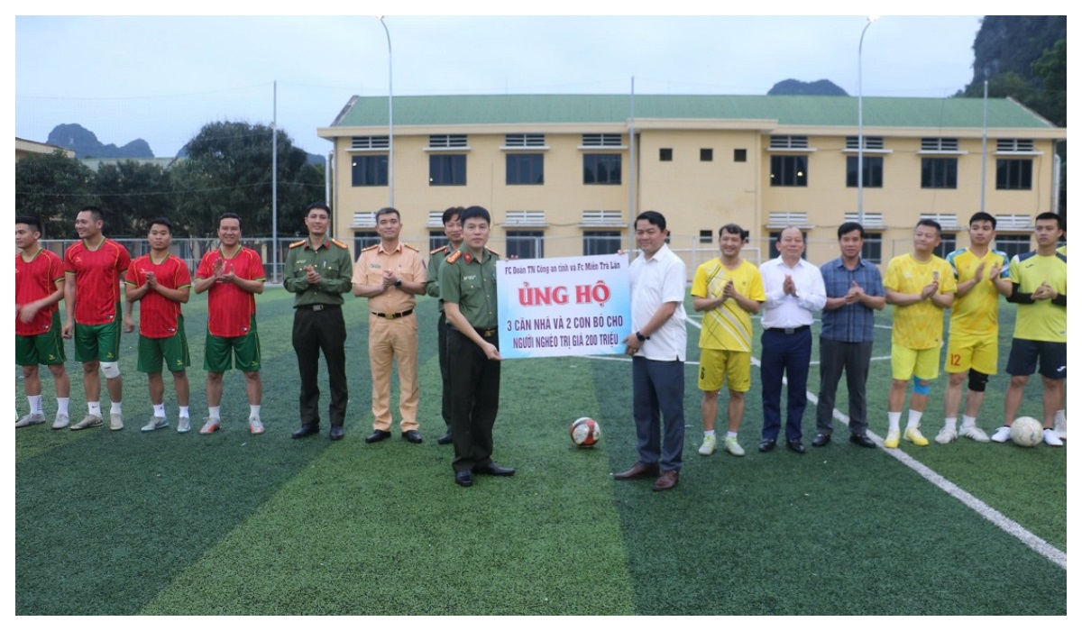 Giao hữu bóng đá gây quỹ từ thiện ủng hộ bà con nghèo tại huyện Con Cuông
