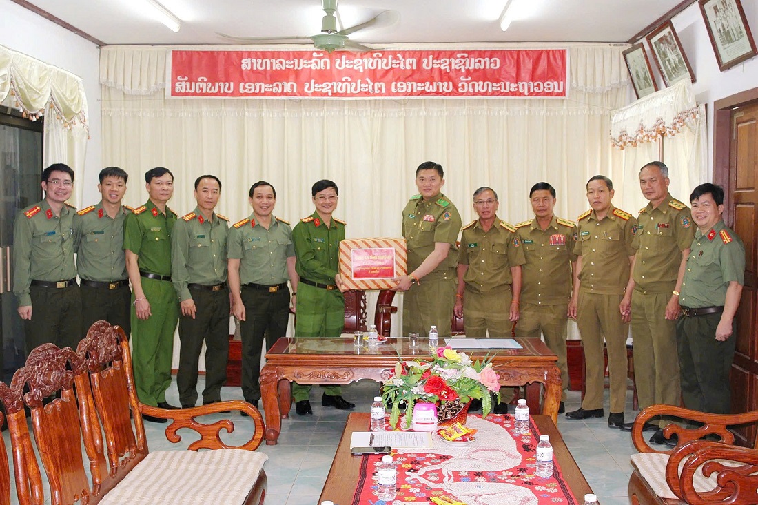 Đoàn công tác Công an tỉnh Nghệ An tặng quà và chúc mừng Công an tỉnh Hủa Phăn nhân dịp Tết cổ truyền