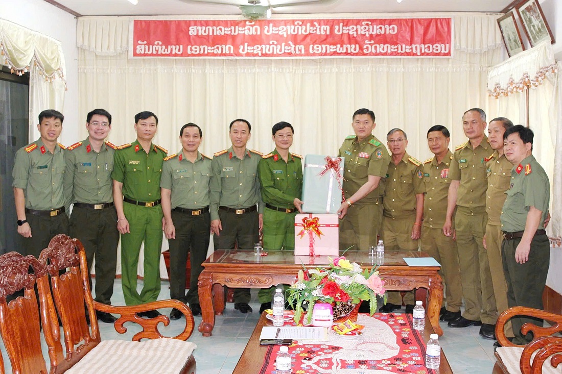 Công anh tỉnh Xiêng Khoảng trân trọng cảm ơn đến tình cảm tốt đẹp của Công an tỉnh Nghệ An