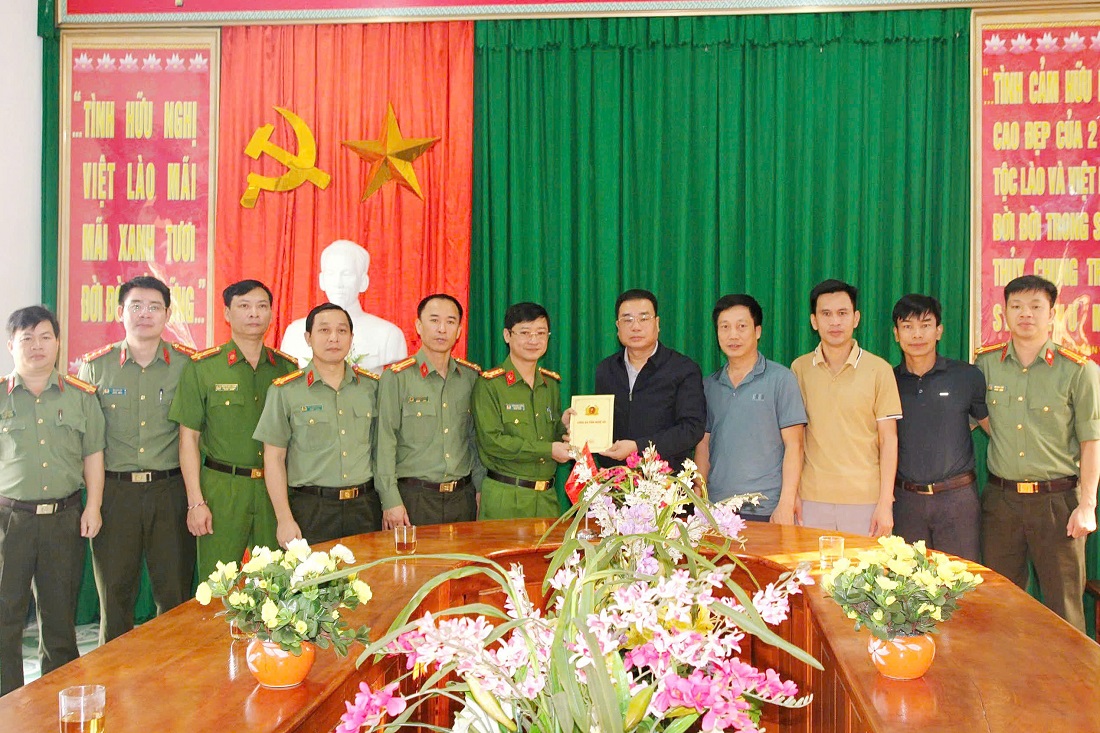 Trước đó, Đoàn công tác Công an Nghệ An đã đến dâng hương tưởng niệm Chủ tịch Hồ Chí Minh và các Anh hùng liệt sĩ tại khu quy tập hài cốt liệt sĩ ở tỉnh Xiêng Khoảng (Lào). Đồng thời, Đoàn cũng thăm hỏi, động viên cán bộ, nhân viên Đội quy tập Bộ Chỉ huy Quân sự tỉnh Nghệ An đang thực hiện nhiệm vụ tìm kiếm, quy tập hài cốt liệt sĩ và chuyên gia Việt Nam hy sinh trên đất nước bạn Lào.