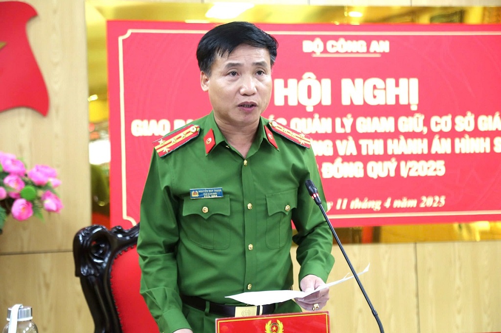 Đồng chí Đại tá Nguyễn Duy Thanh - Phó Giám đốc Công an tỉnh trình bày tham luận tại điểm cầu Công an tỉnh Nghệ An 