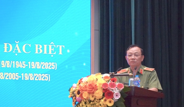 Đồng chí Thiếu tướng Đặng Ngọc Bách, Phó Cục trưởng Cục Công tác chính trị phát biểu chỉ đạo tại buổi lễ
