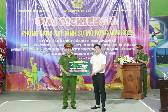 Các nhà tài trợ, nhà hảo tâm và các vận động viên đã quyên góp ủng hộ chương trình “Chung tay xóa nhà tạm, nhà dột nát trên địa bàn tỉnh Nghệ An” số tiền 200 triệu đồng