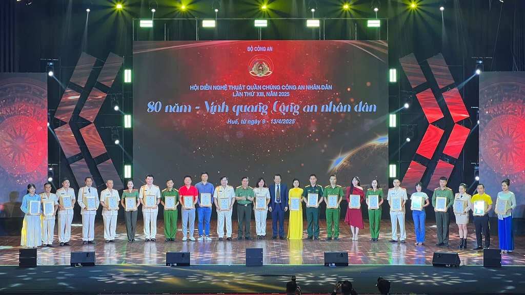 Ban tổ chức trao Giấy chứng nhận cho các tiết mục đạt giải A