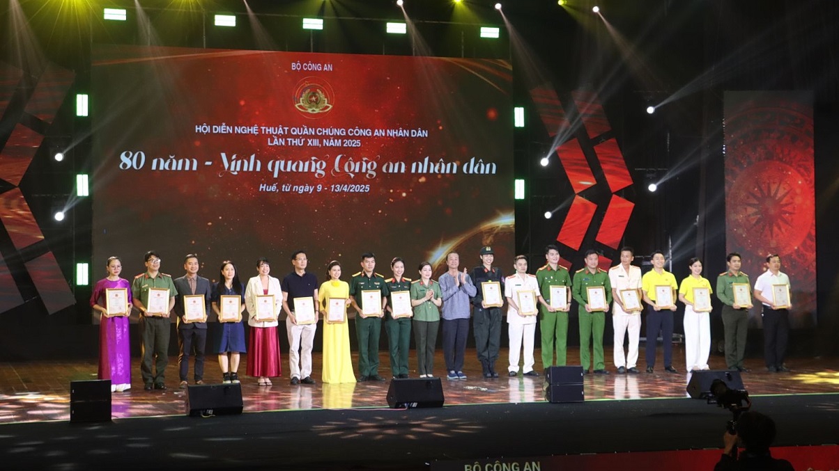 Trao Giấy chứng nhận cho các tiết mục đạt giải B