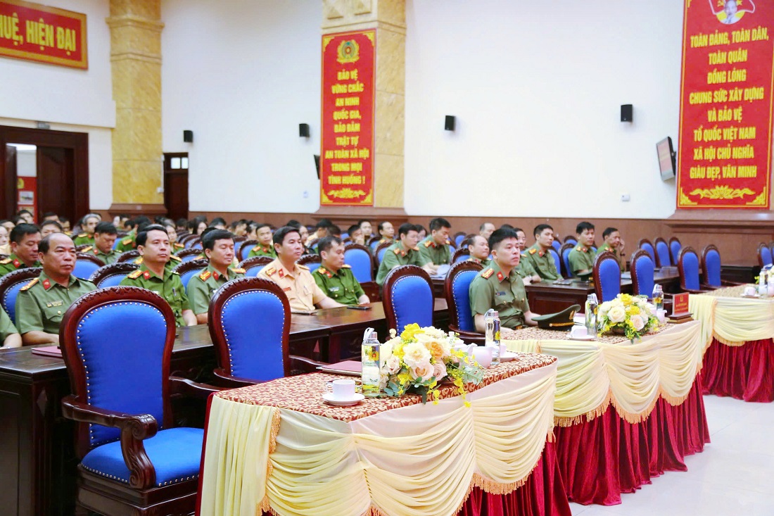 Các đại biểu tham dự buổi lễ