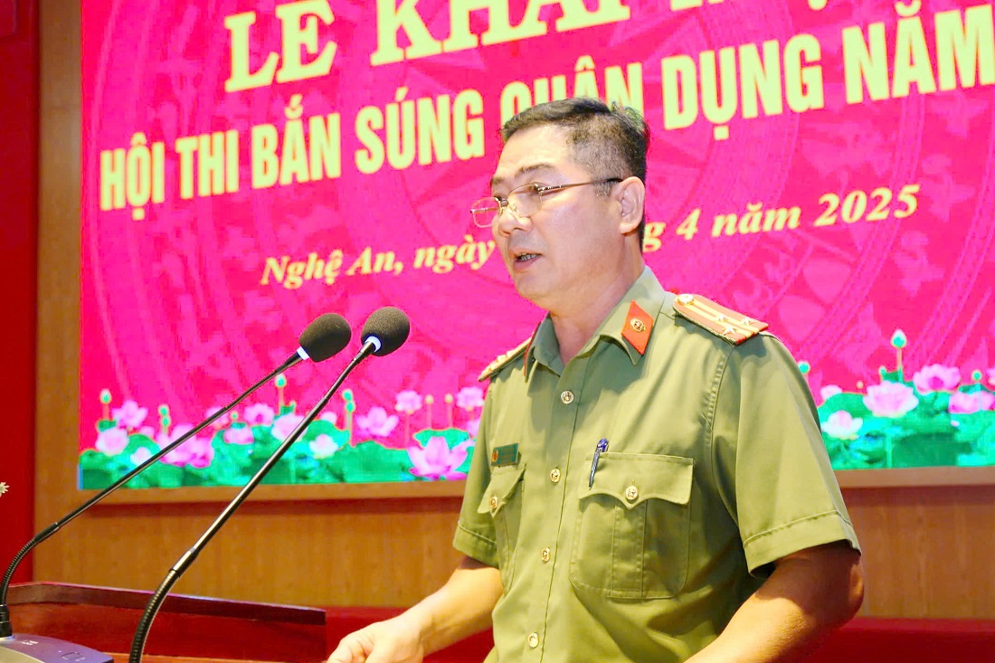 Lãnh đạo Phòng Công tác chính trị thông qua chương trình Lễ khai mạc