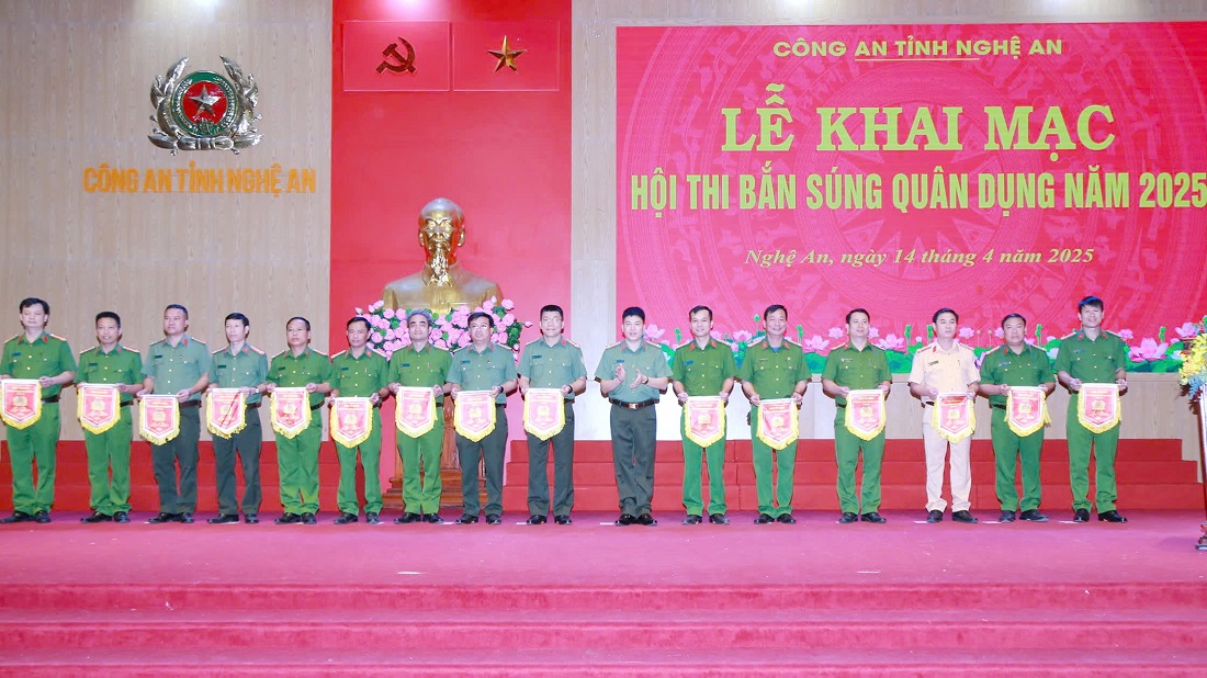 Đồng chí Đại tá Trần Hồng Quang, Phó Bí thư Đảng ủy, Phó Giám đốc Công an tỉnh, Trưởng ban Tổ chức Hội thi tặng Cờ lưu niệm cho các đội tuyển