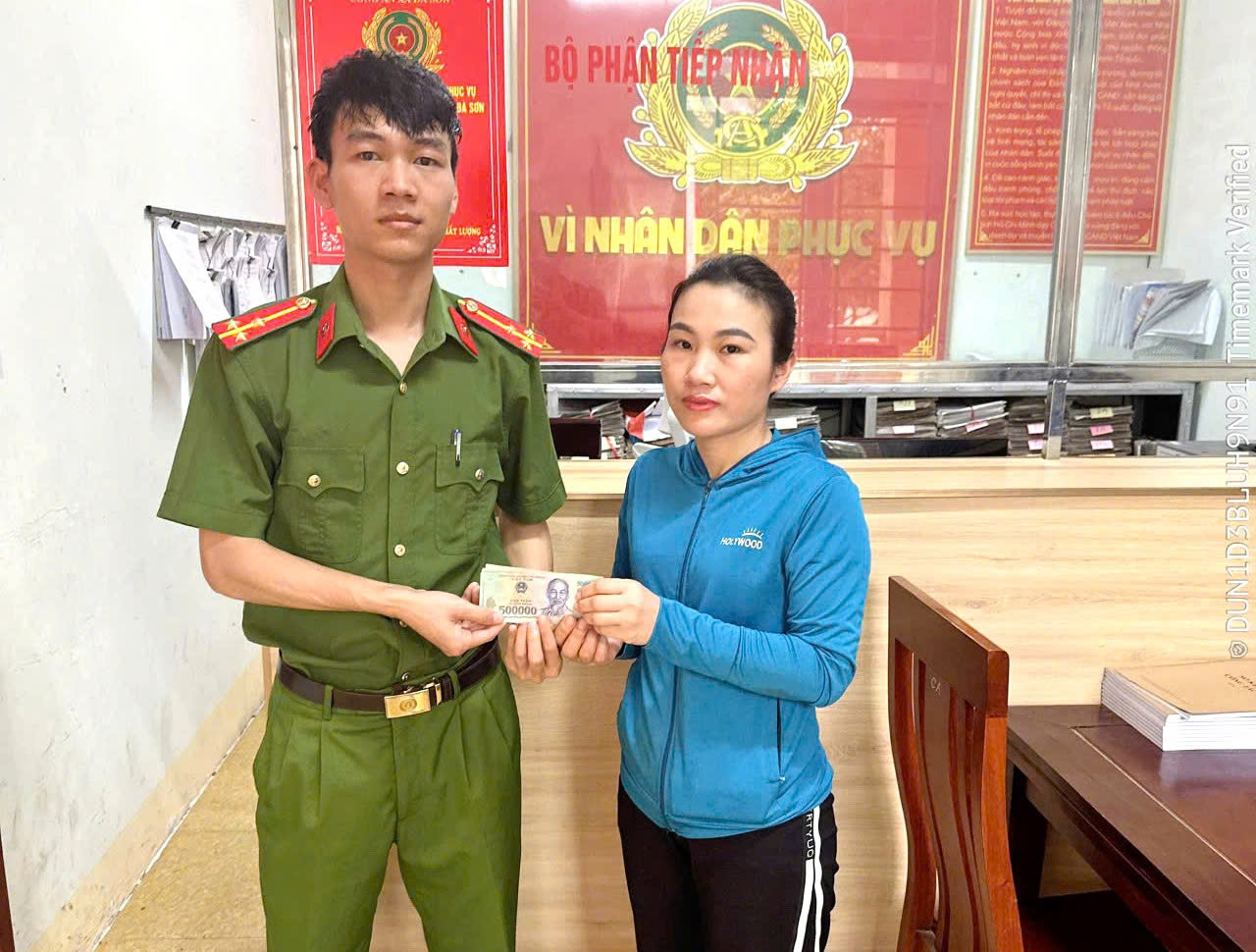 Công an xã Đà Sơn bàn giao số tiền 9.475.000 đồng cho chị Trần Thị Thu