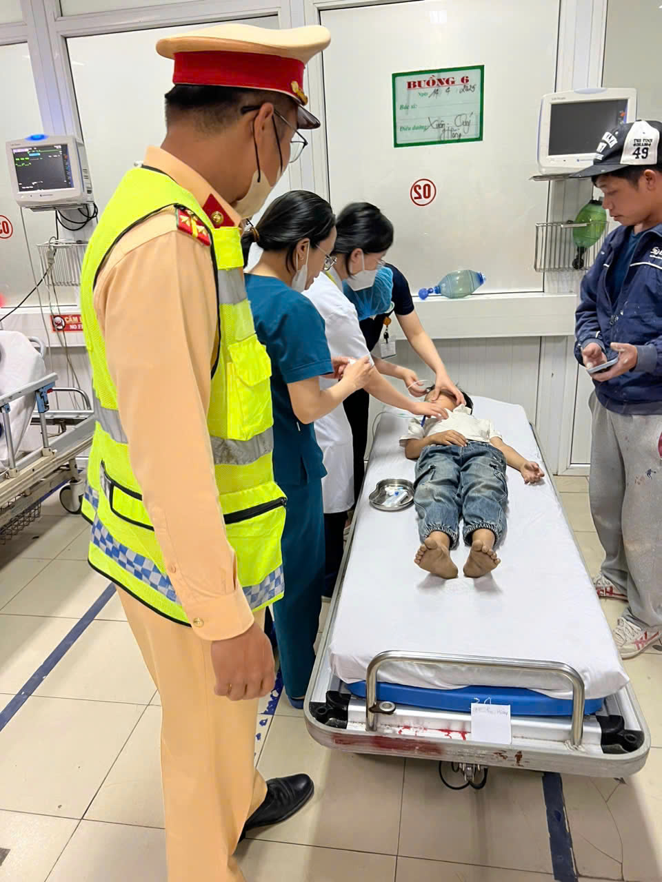 CSGT sử dụng xe chuyên dụng hỗ trợ gia đình đưa cháu bé đến bệnh viện cấp cứu
