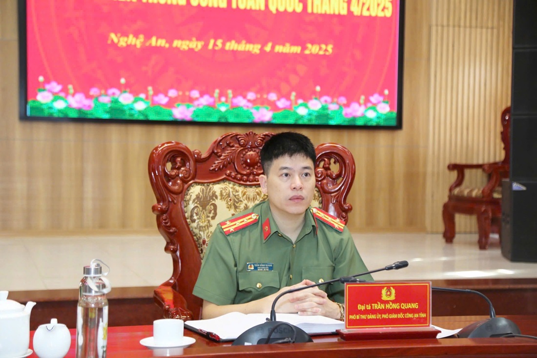 Đồng chí Đại tá Trần Hồng Quang, Phó Bí thư Đảng ủy, Phó Giám đốc Công an tỉnh chủ trì tại điểm cầu Công an tỉnh Nghệ An