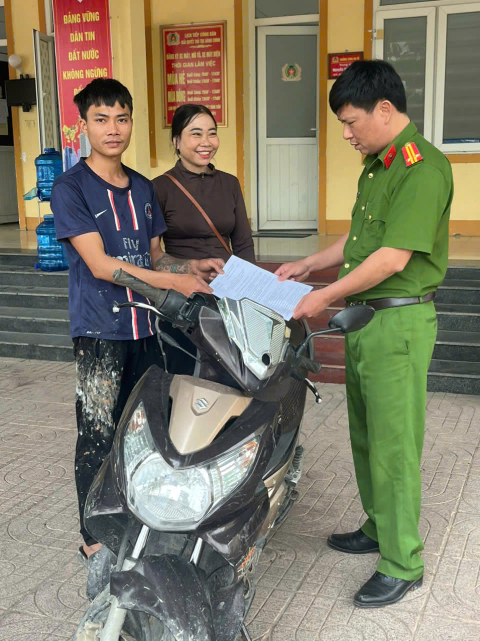 Công an xã Diễn Trường bàn giao xe máy cho anh Trần Văn Tình