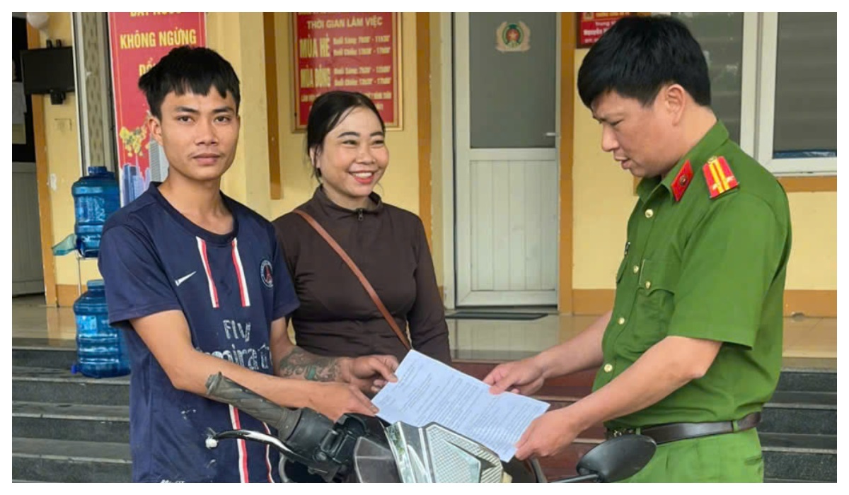 Công an xã bàn giao chiếc xe máy cho người dân bỏ quên