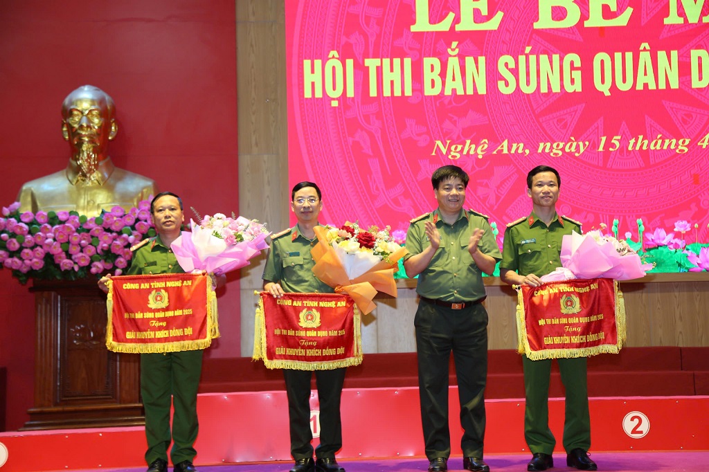Đồng chí Thượng tá Nguyễn Trọng Khanh, Trưởng phòng Công tác chính trị Công an tỉnh, Phó Ban thường trực, Ban tổ chức Hội thi trao giải các nhân, tập thể có thành tích xuất sắc