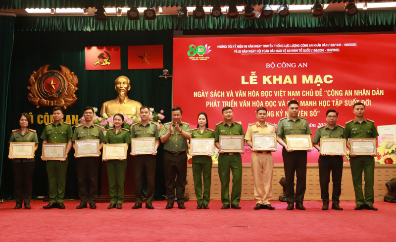 Đồng chí Thiếu tướng, NSND Nguyễn Công Bẩy, Phó Cục trưởng Cục Công tác chính trị trao giải A Cuộc thi Đại sứ Văn hoá đọc trong CAND năm 2025 cho các cá nhân