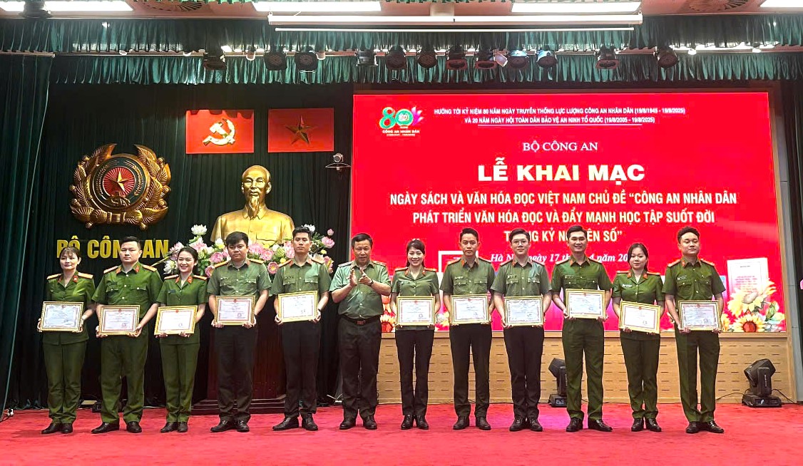 Đồng chí Thiếu tướng, NSND Nguyễn Công Bẩy, Phó Cục trưởng Cục Công tác chính trị trao Bằng khen của Bộ Công an cho các cá nhân đạt Giải B
