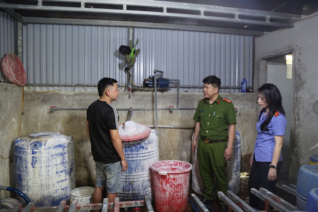 Thủ đoạn của 4 đối tượng sản xuất 3.500 tấn giá đỗ ngâm hóa chất