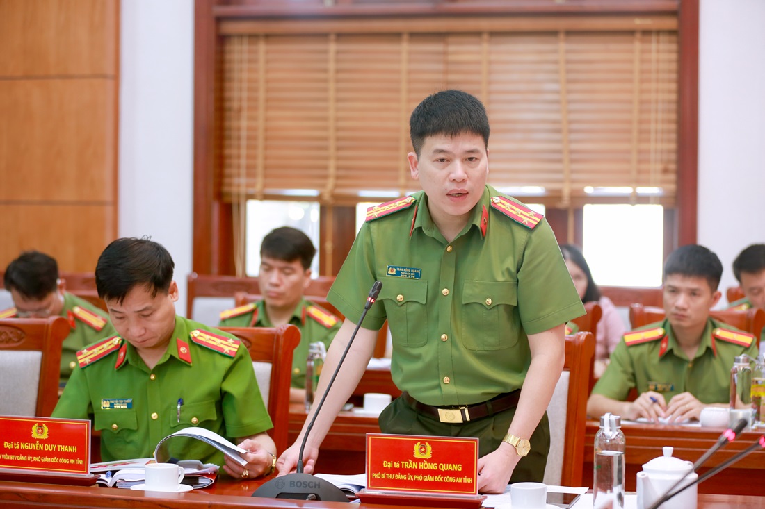 Đồng chí Đại tá Trần Hồng Quang, Phó Giám đốc Công an tỉnh Nghệ An phát biểu tại Hội nghị