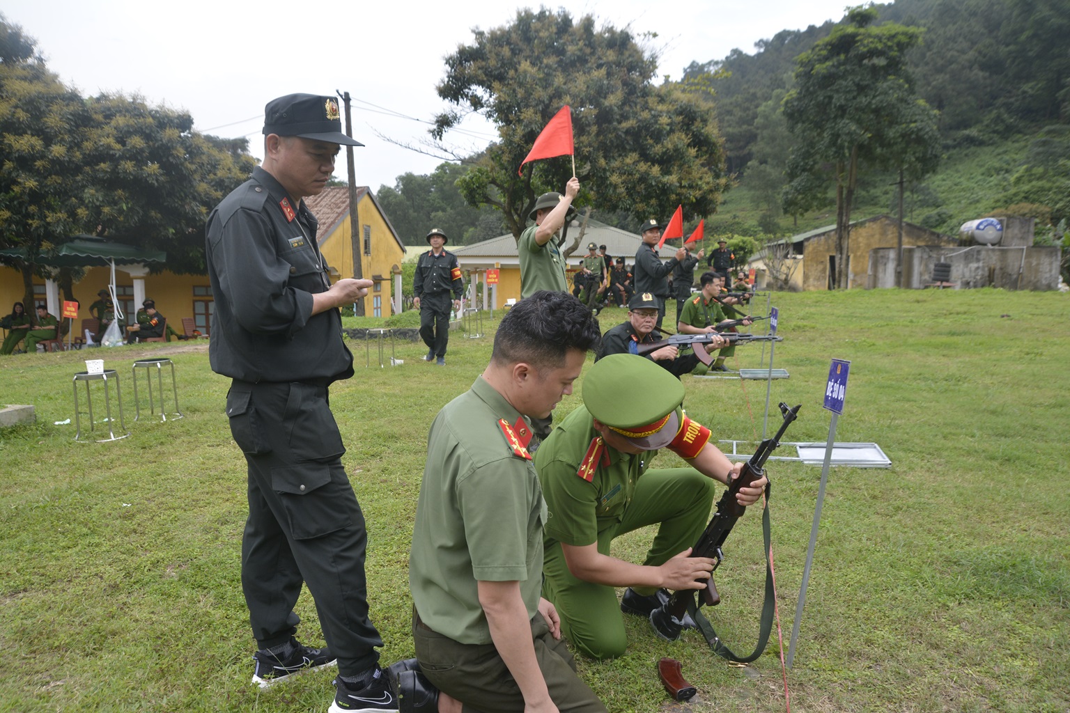 Cán bộ, chiến sỹ đang tích cực tập luyện nội dung bắn súng quân dụng để sẳn sàng tham gia vòng thi chung kết tại Hà Nội