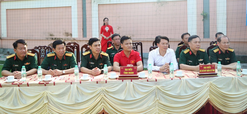 Các đại biểu tham dự trận giao hữu