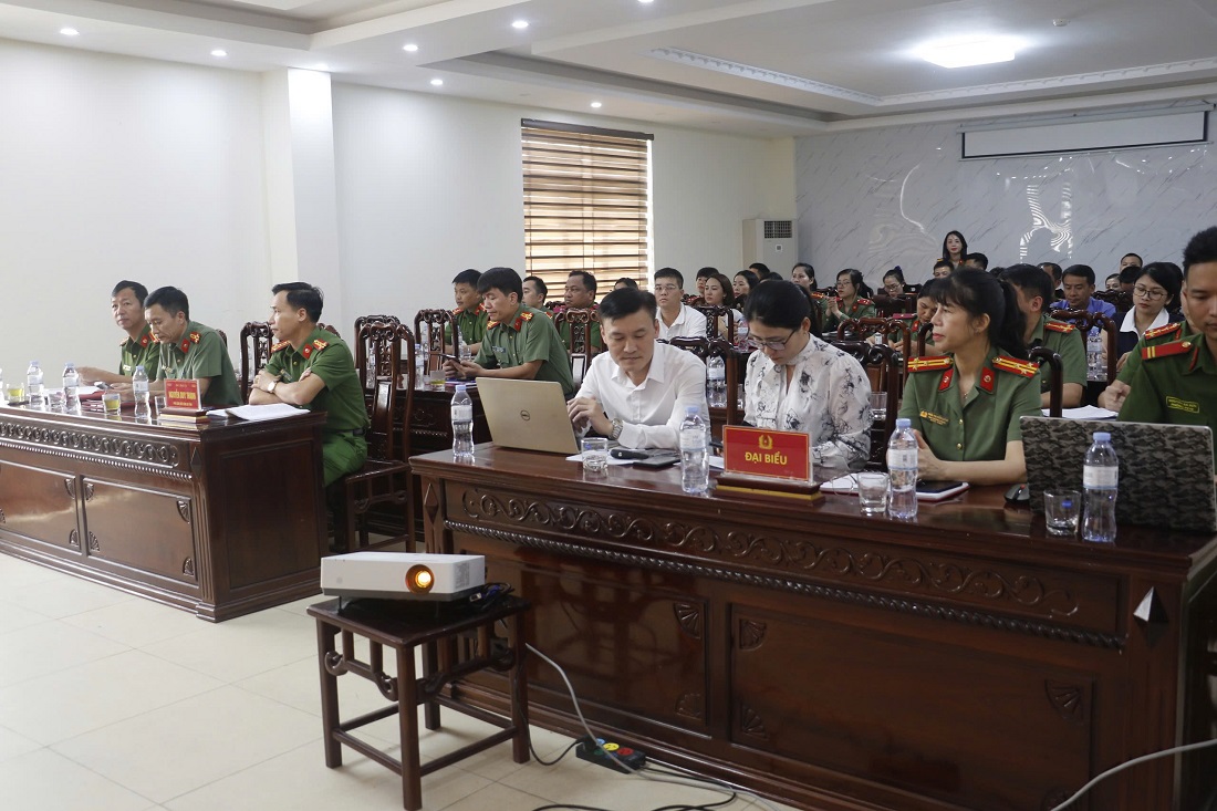 Các đại biểu tới dự