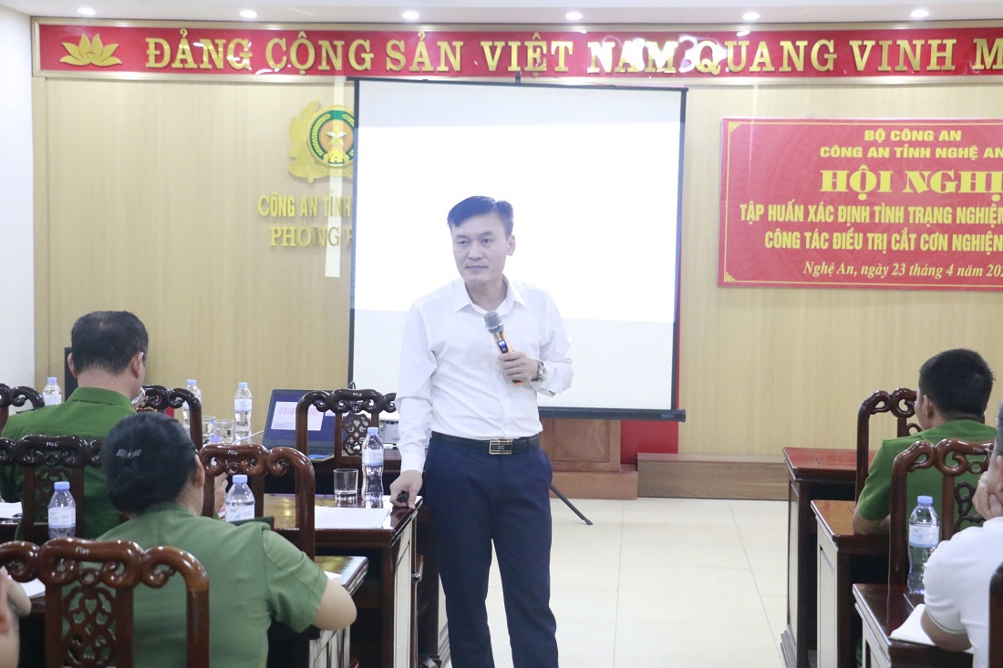 Những kiến thức cơ bản về nghiện, cơ chế gây nghiện và các phương pháp chẩn đoán nghiện được bác sĩ chuyên khoa II Nguyễn Cảnh Hùng, Phó giám đốc bệnh viện tâm thần tỉnh Nghệ An truyền tải tới các học viên