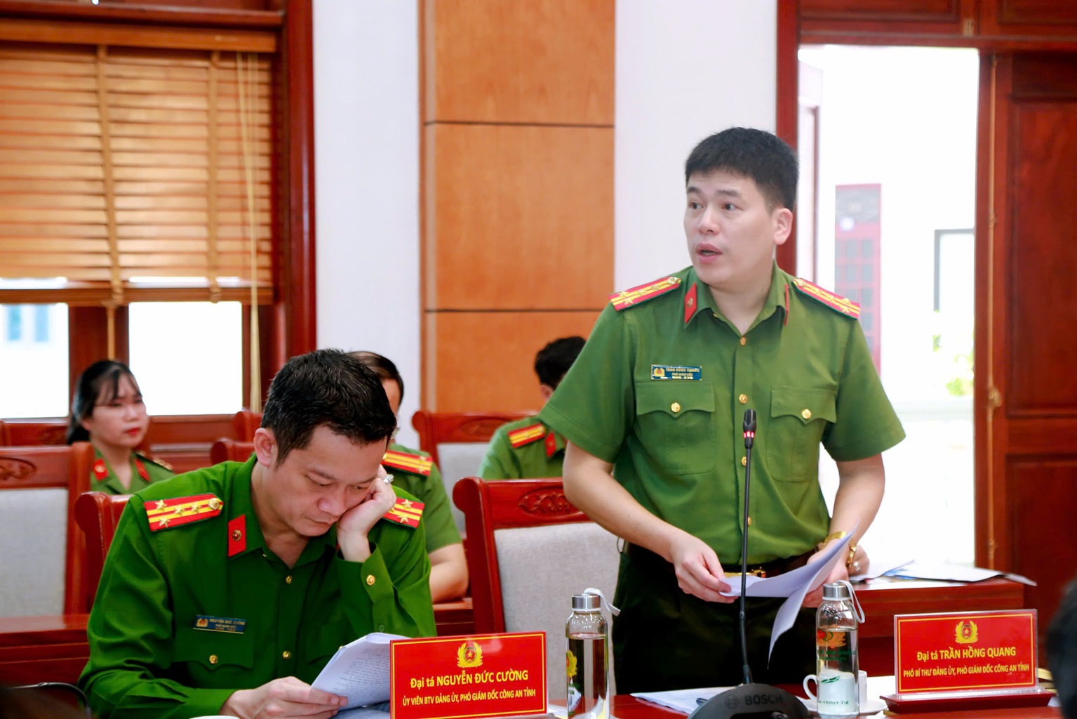 Đồng chí Đại tá Trần Hồng Quang, Phó Giám đốc Công an tỉnh trình bày tóm tắt dự thảo 05 dự án luật