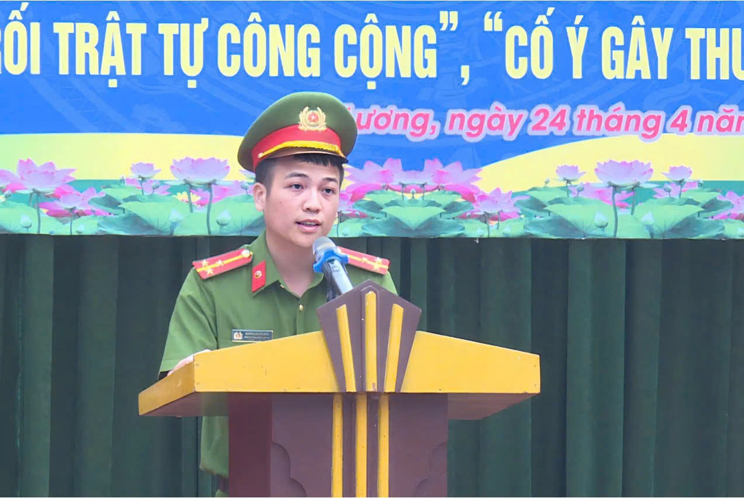 Cán bộ Tổ địa bàn số 3, Phòng Cảnh sát hình sự và Công an xã Quang Phong tuyên truyền kiến thức về phòng, chống tội phạm “Gây rối trật tự công cộng” và “Cố ý gây thương tích” đến cán bộ, giáo viên và học sinh của Trường