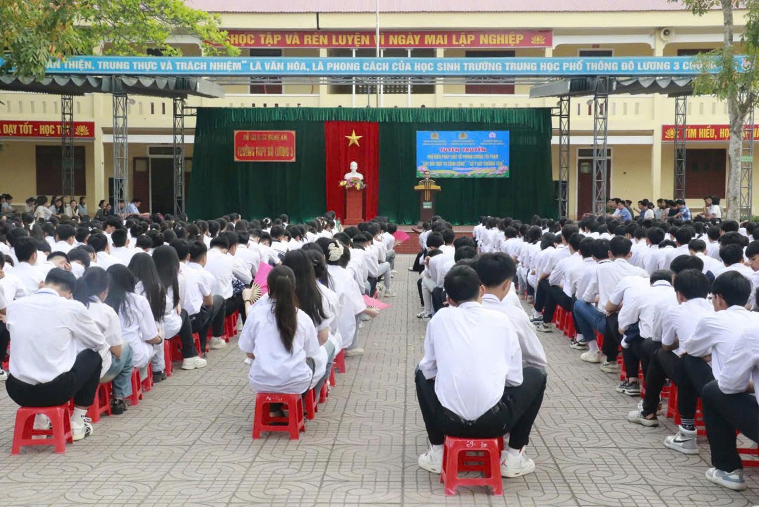 Buổi tuyên truyền thu hút đông đảo học sinh tham gia