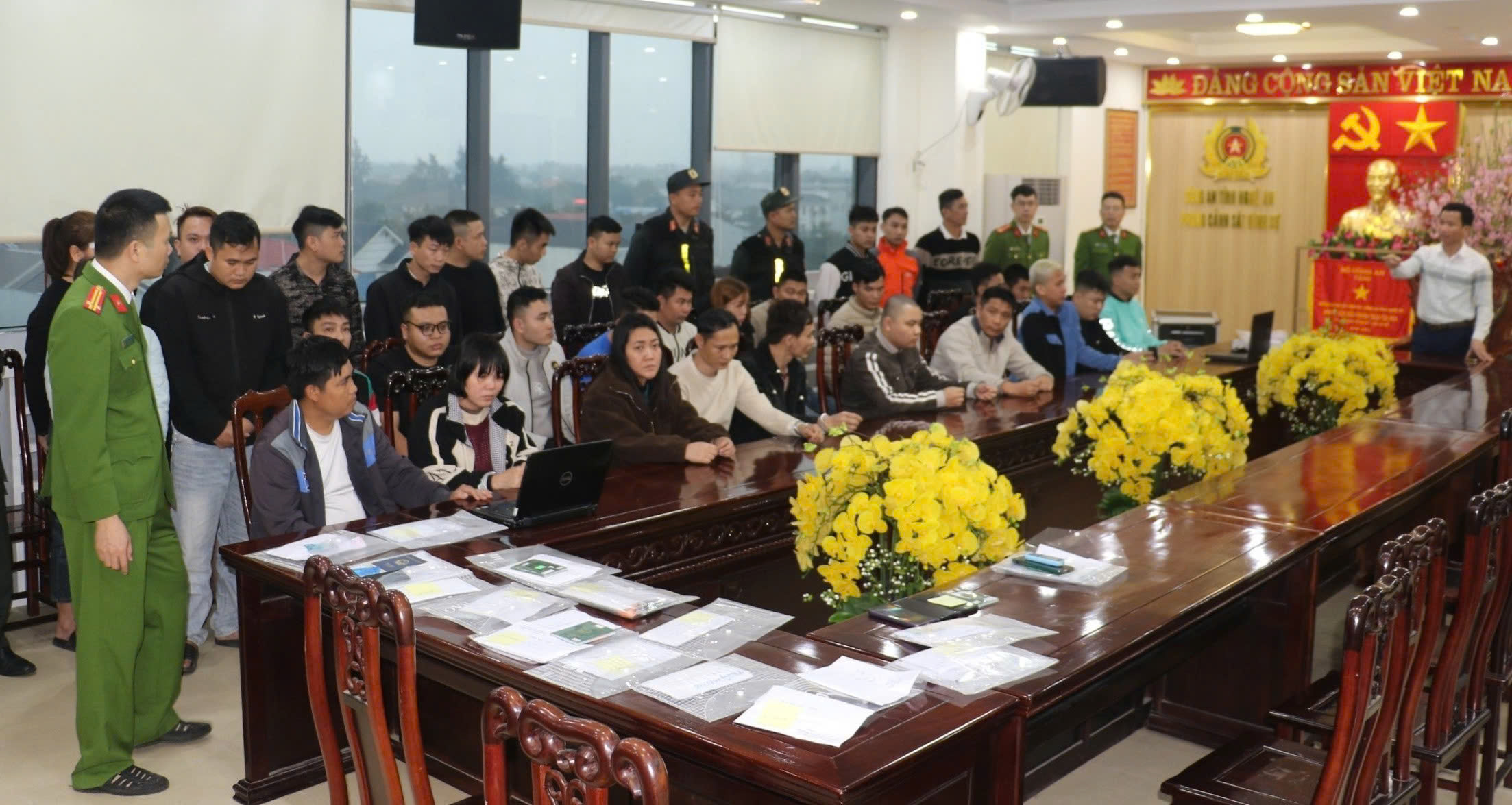 Công an Nghệ An đấu tranh chuyên án bắt 50 đối tượng sử dụng công nghệ cao, giả danh cán bộ tư pháp để lừa đảo chiếm đoạt tài sản của người dân Việt Nam với số tiền hơn 500 tỷ đồng