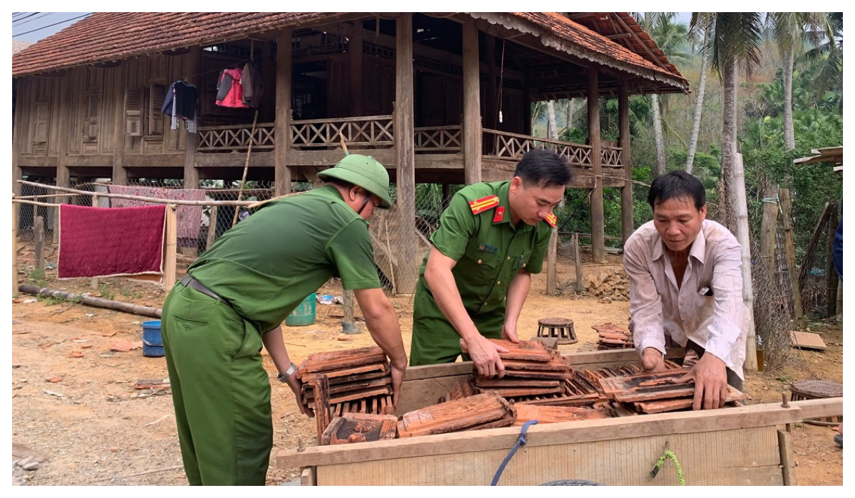 Công an xã miền núi giúp người dân dựng lại nhà bị hư hỏng sau mưa giông