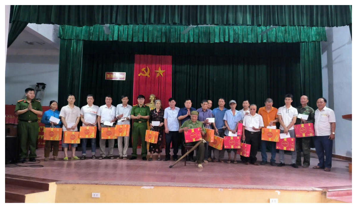 Thăm, tặng quà thân nhân các gia đình liệt sĩ
