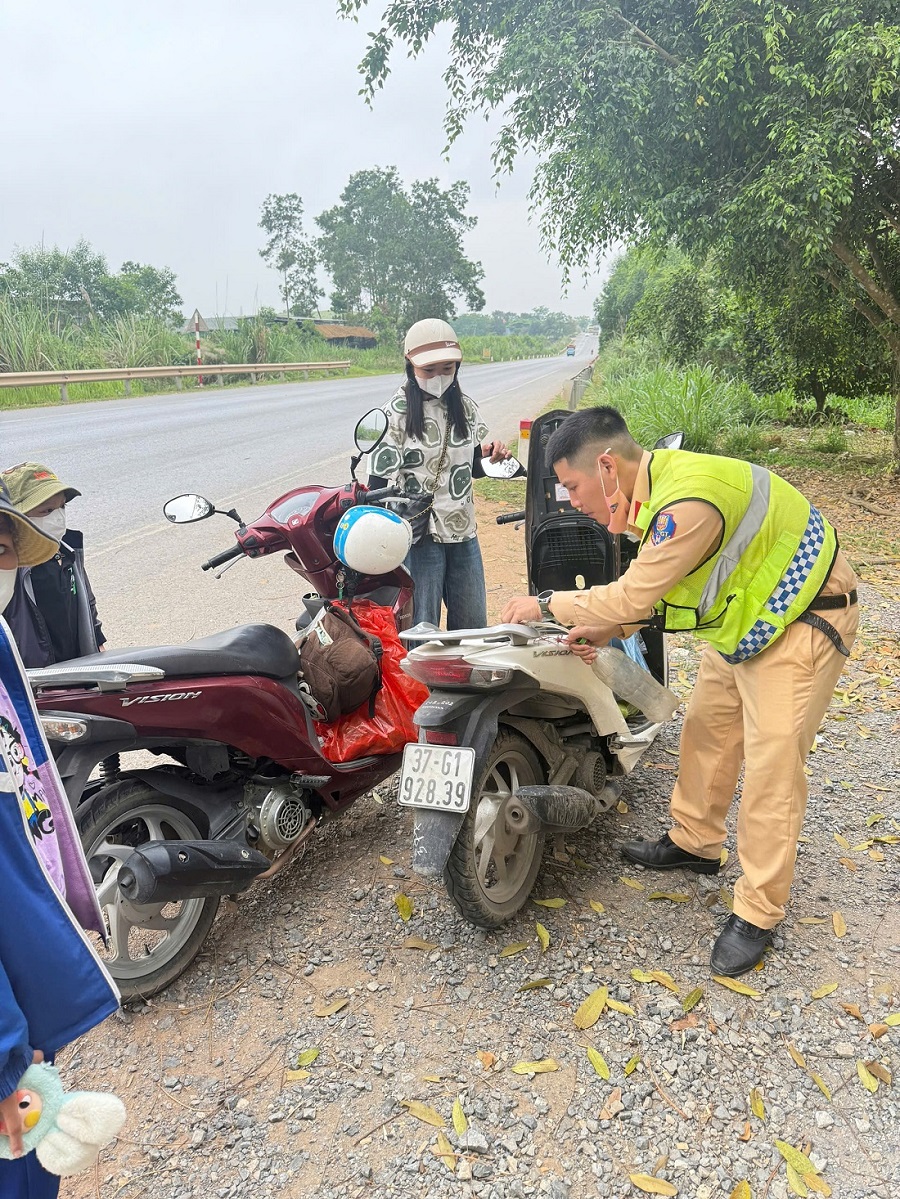 Hành động đẹp của các chiến sĩ CSGT được nhiều người khen ngợi