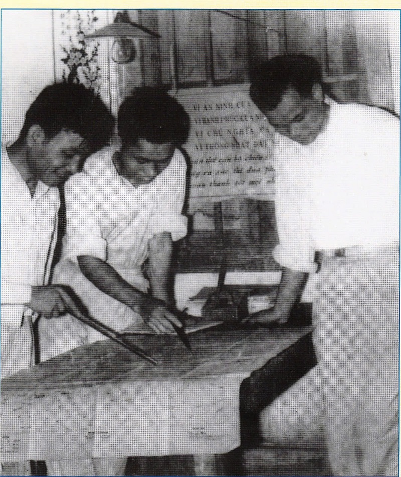 Đồng chí Nguyễn Xuân Ất Trưởng Ty Công an Nghệ An đứng bên phải trực tiếp chỉ đạo chuyên án bắt toán gián điệp biệt kích ở Kỳ Sơn năm 1963