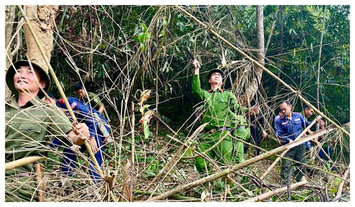 Công an xã miền núi ra quân phát dọn thực bì, chủ động phòng chống cháy rừng mùa hanh khô