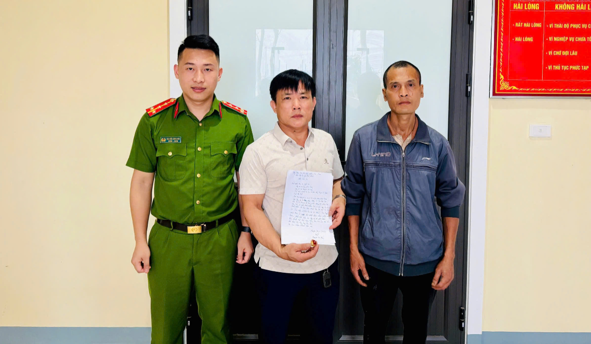 Nhặt được nhẫn vàng, người đàn ông giao nộp Công an để trả lại người đánh mất