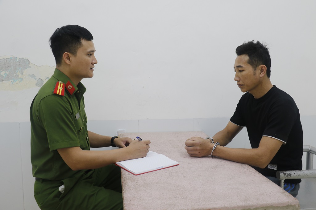 Tạm giữ người đàn ông gây rối trật tự công cộng tại trường học