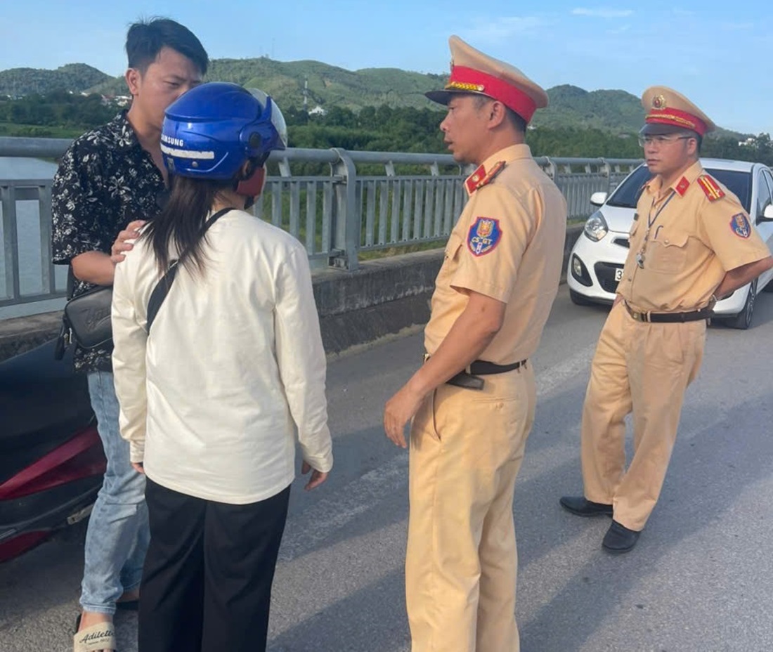 Ngay khi phát hiện người phụ nữ có ý định nhảy cầu tự tử, Tổ công tác 373 phối hợp Tổ giao thông địa bàn thị xã Thái Hòa cùng người dân đã nhanh chóng tiếp cận, thuyết phục người phụ nữ bỏ ý định tự tử