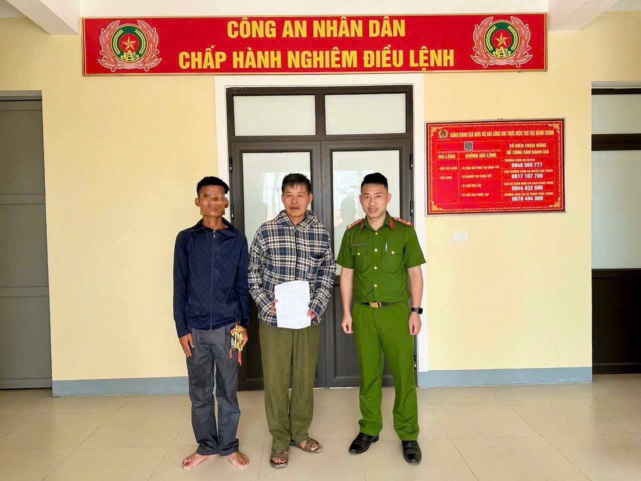 Anh Đ. được Công an xã Trung Phúc Cường bàn giao cho người thân
