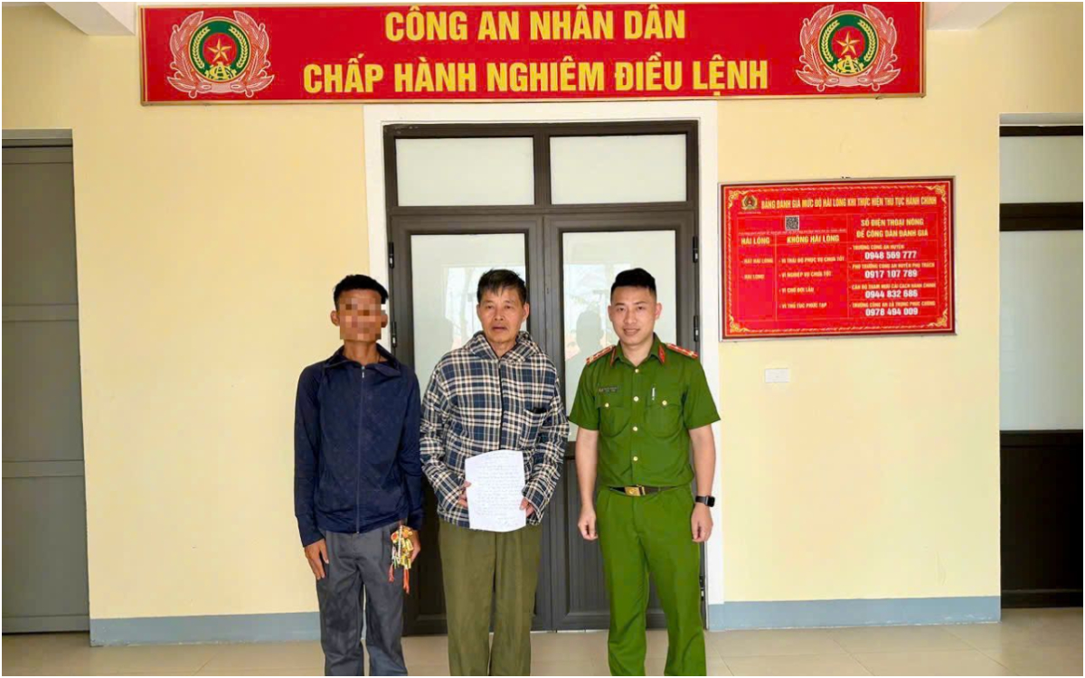Công an xã tìm người thân cho người đàn ông đi lạc