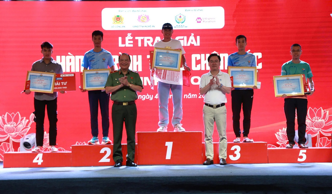 Ban Tổ chức trao giải cự ly 21km nam