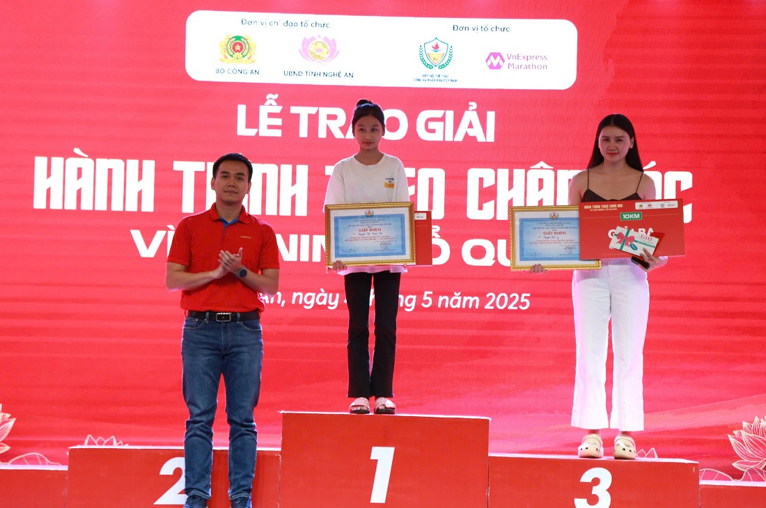Ban Tổ chức trao giải trao giải cự ly 10km nữ