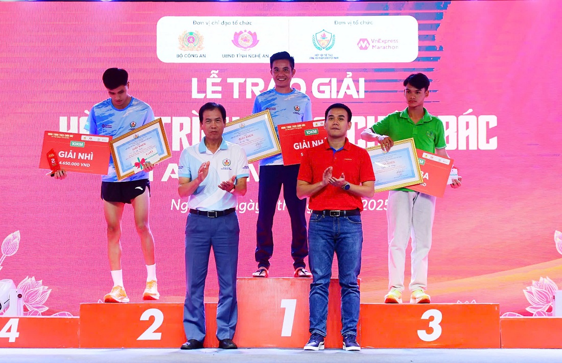 Ban Tổ chức trao giải cự ly 10km nam
