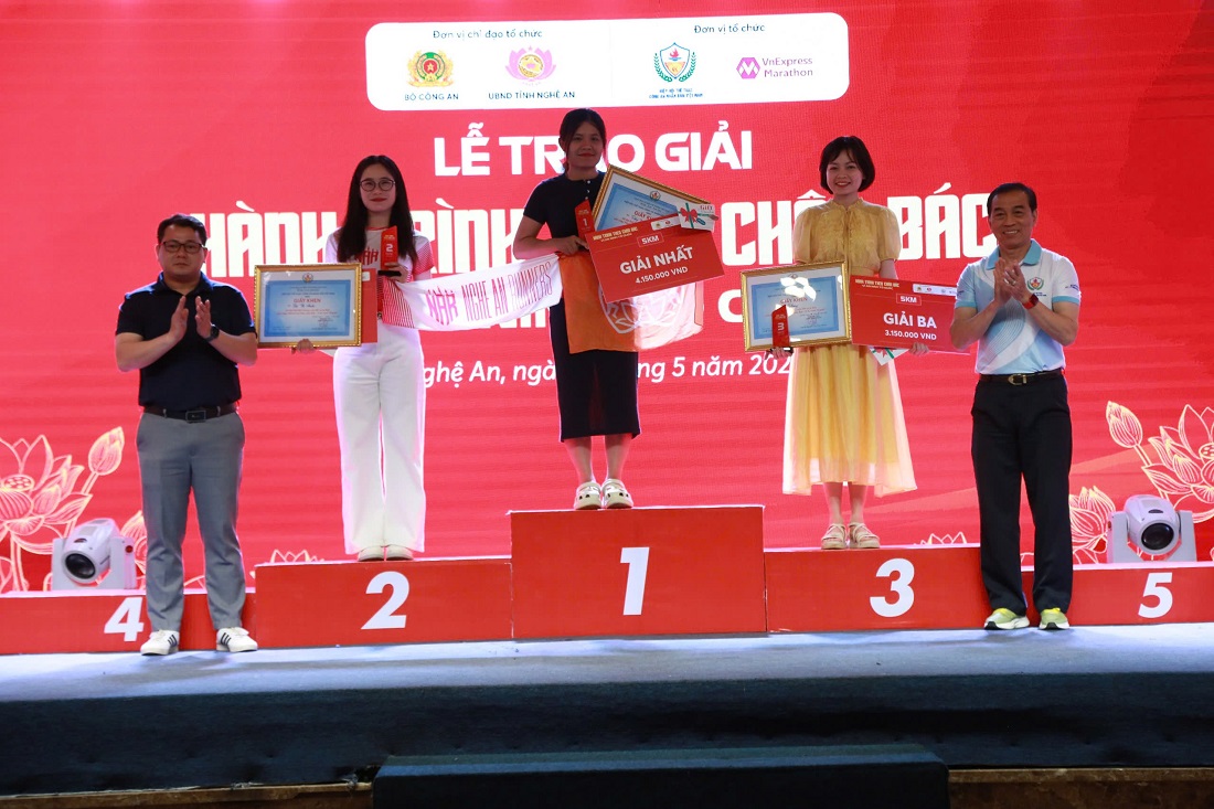 Trao giải cự ly 05km nữ