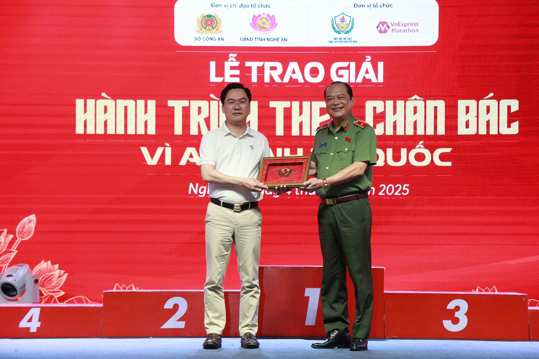 Đồng chí Thiếu tướng Lê Xuân Đức,Chánh Văn phòng Hiệp hội Thể thao CAND tặng quà Sở Văn hóa - Thể thao và Du lịch Nghệ An