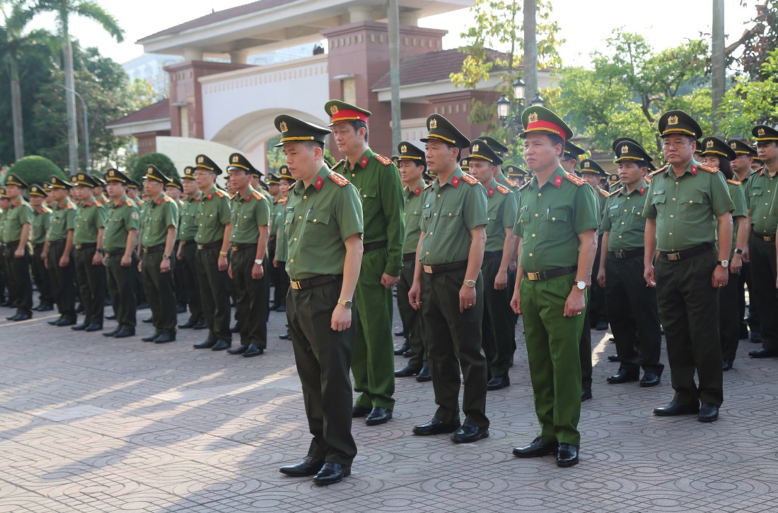 Các đồng chí trong Ban Thường vụ Đảng ủy, Lãnh đạo Công an tỉnh và toàn thể cán bộ, chiến sĩ mặc niệm tưởng nhớ sự hi sinh của Liệt sĩ - Thiếu tá Nguyễn Đăng Khải