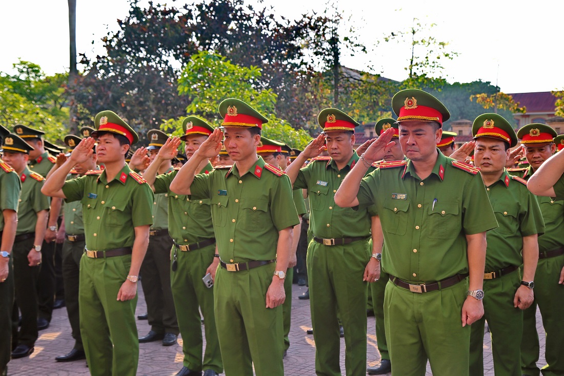 Học tập và noi theo tấm gương anh dũng của Liệt sĩ - Thiếu tá Nguyễn Đăng Khai, cán bộ, chiến sĩ lực lượng Công an tỉnh nhà sẽ cố gắng, nỗ lực vượt qua mọi khó khăn, thử thách, hoàn thành xuất sắc mọi nhiệm vụ được giao 