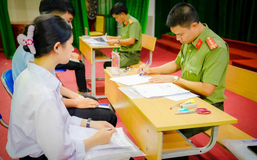 Theo hướng dẫn tuyển sinh Công an nhân dân (CAND) năm 2025, việc tiếp nhận hồ sơ, thủ tục đăng ký sơ tuyển của thí sinh có nguyện vọng xét tuyển vào các trường CAND sẽ được giao cho Công an cấp xã (Ảnh minh họa)