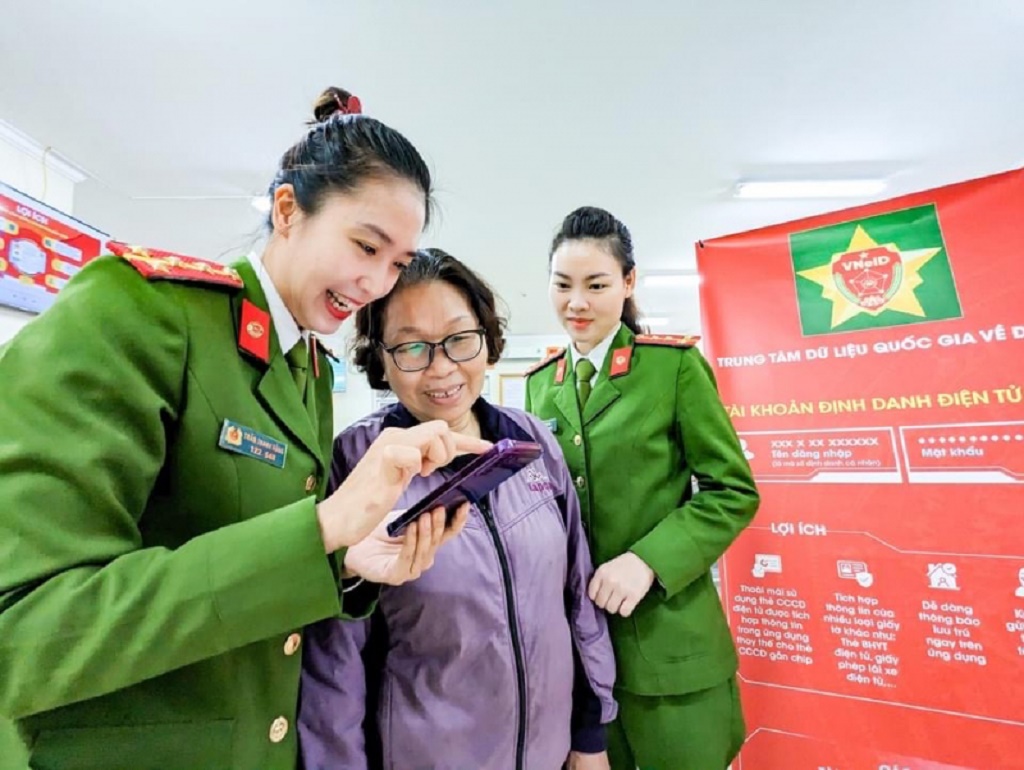 Phụng sự Nhân dân bằng 
